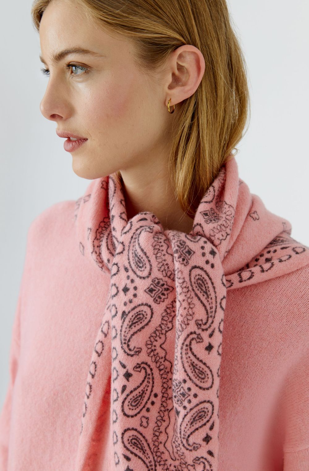 Rose Elegance Paisley Print Knitted Triangle Scarf