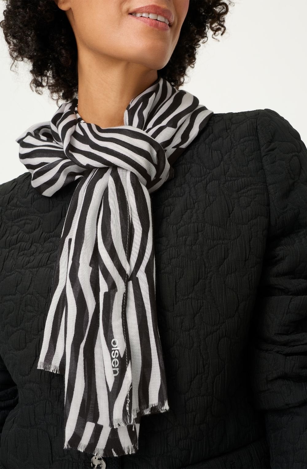 Monochrome Distorted Stripe Lightweight Scarf