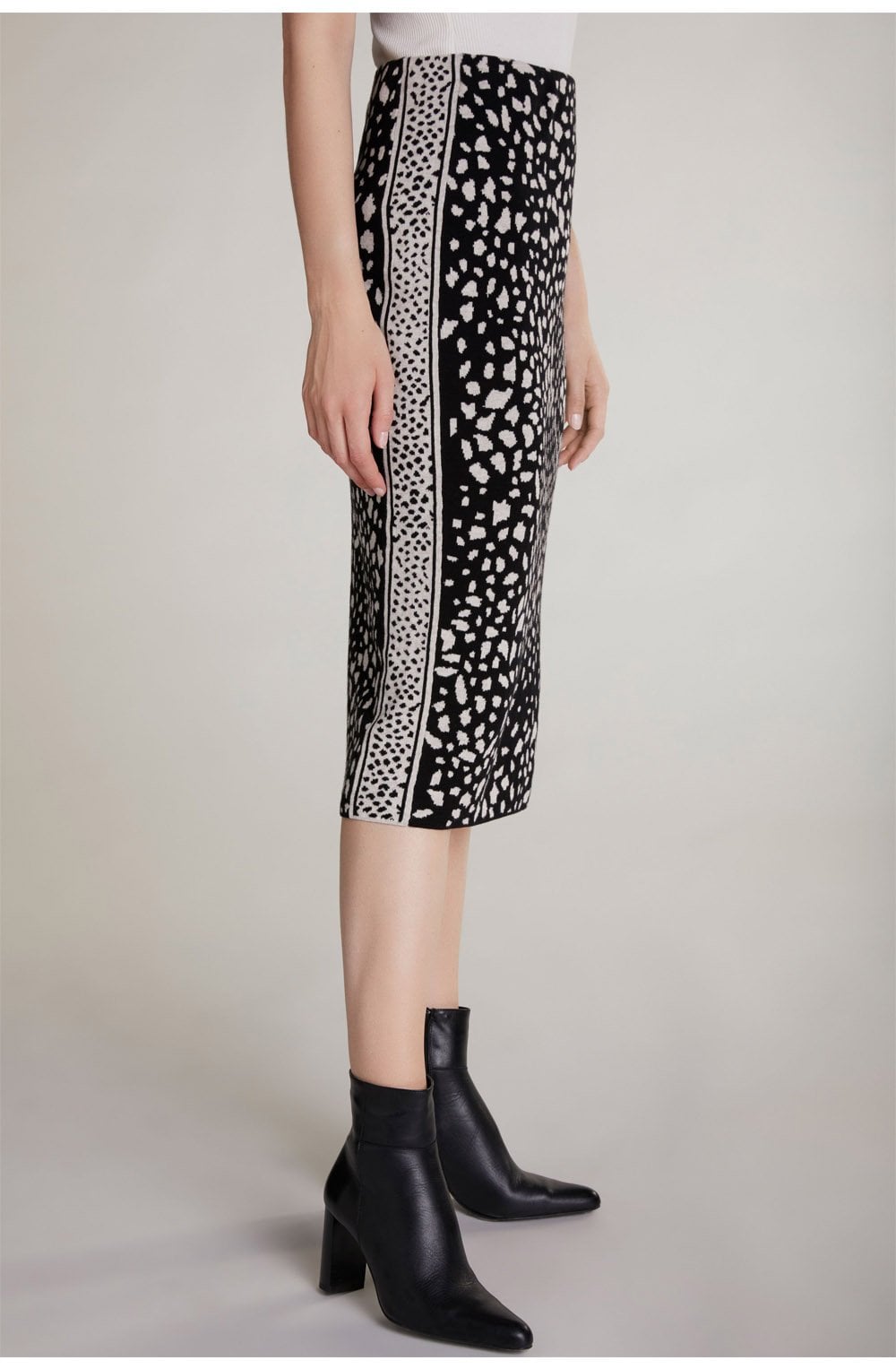 Bold Print Knit Skirt