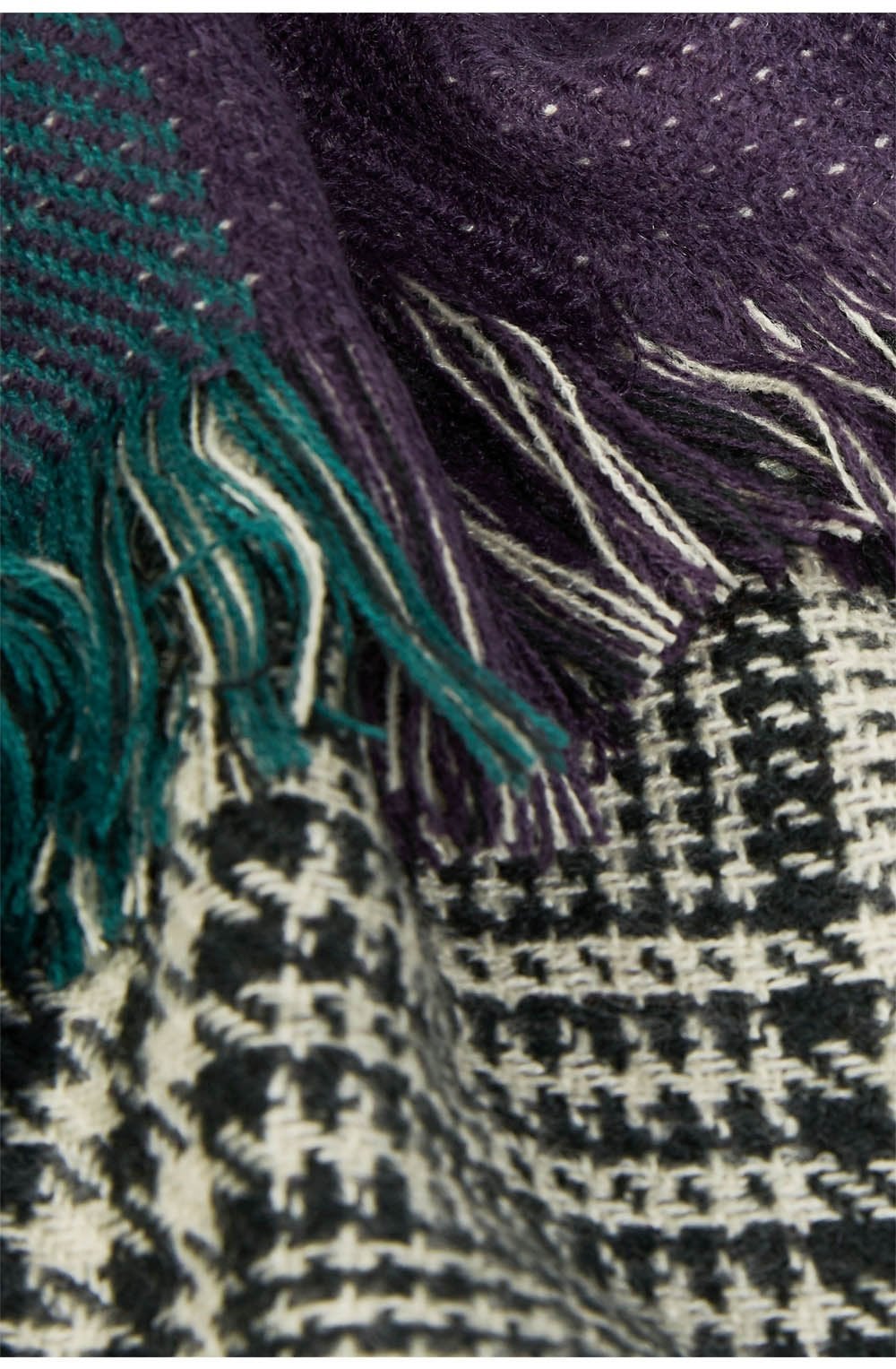 Contrasting Check Scarf