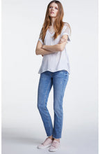 Contrasting Metallic Detailed Top
