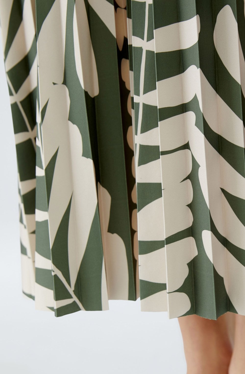 Green Palm Leaf Pleated Midi Skirt