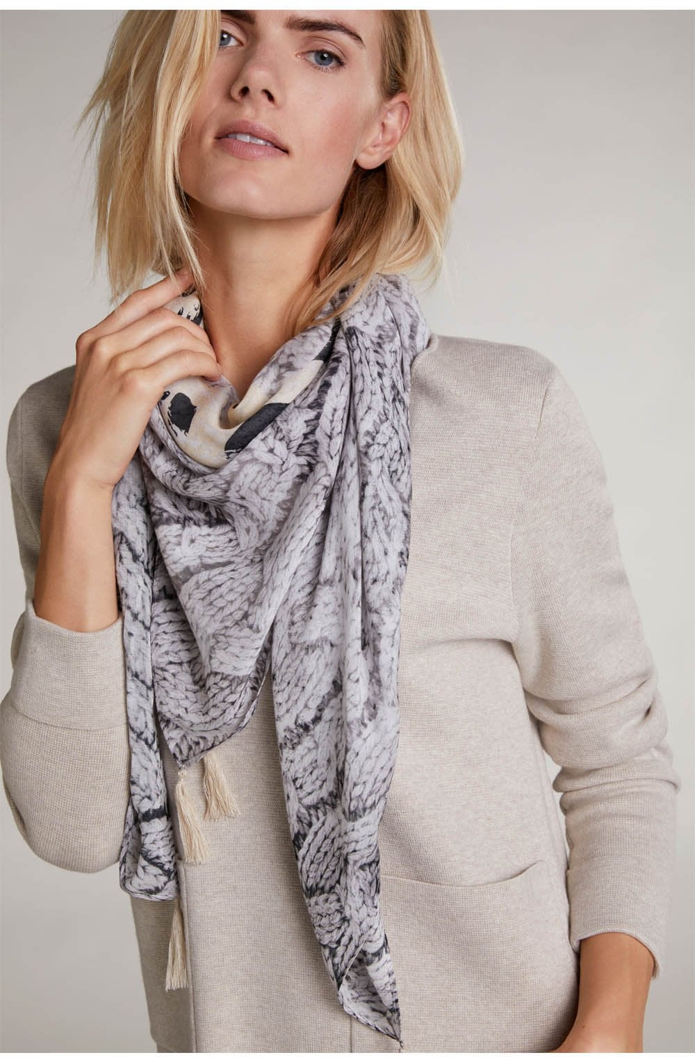 Grey patterned Scarf
