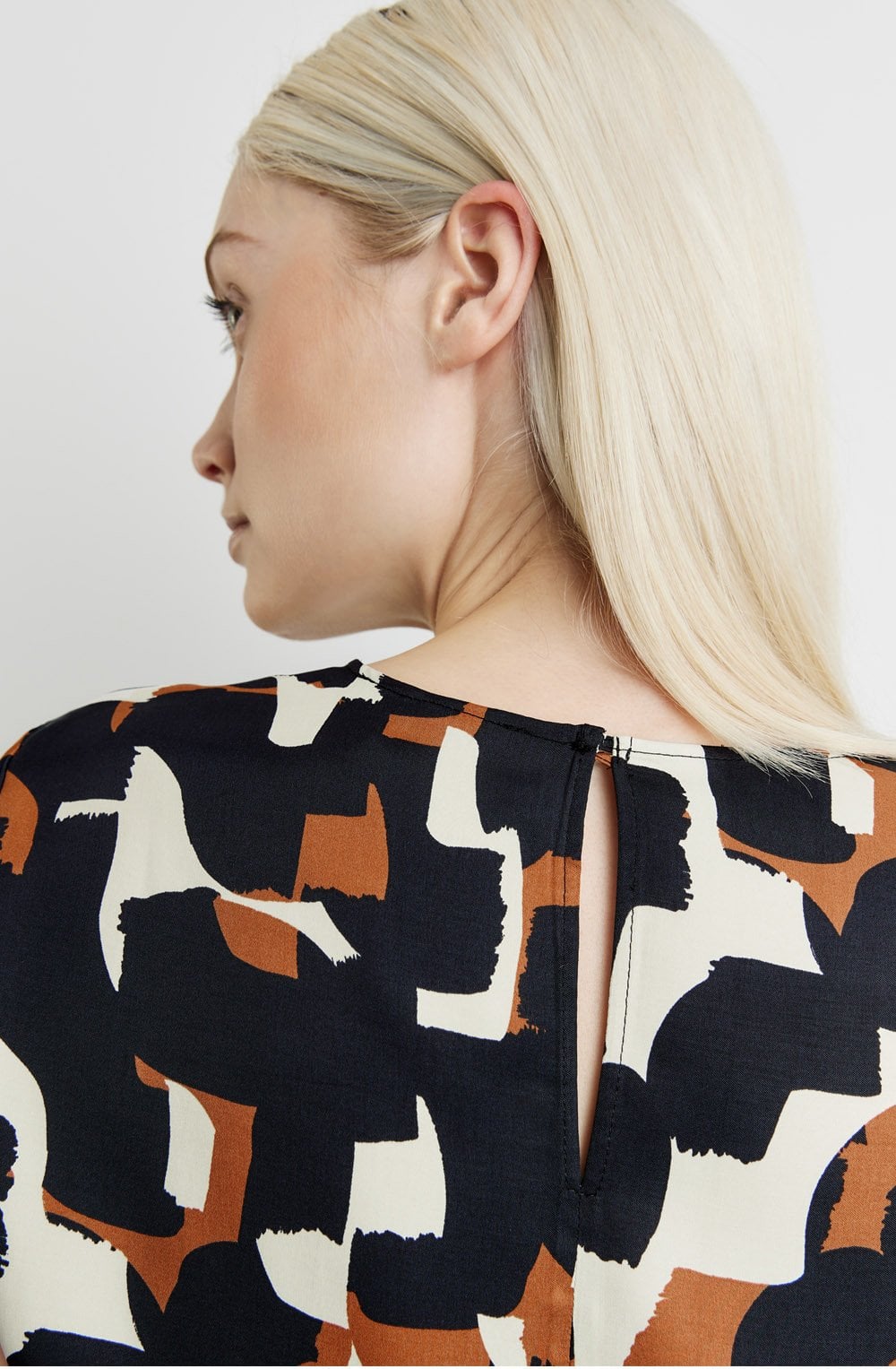 Light Creme Black and Tan Short Sleeved Blouse