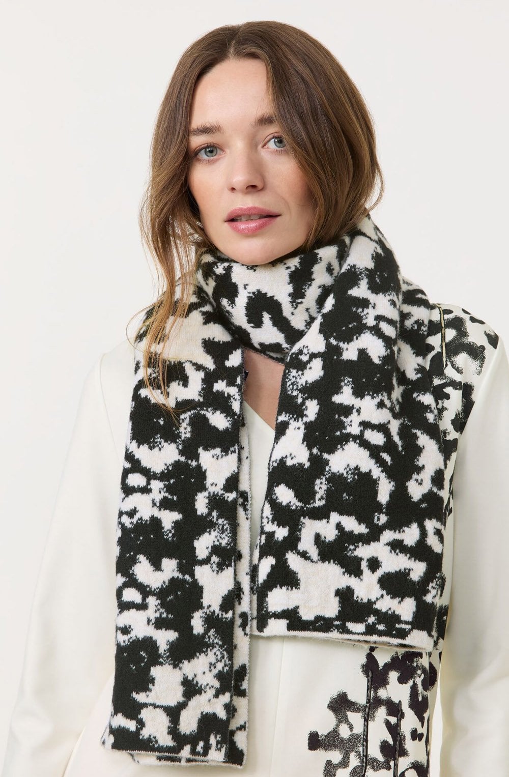 Monochrome Jacquard Knit Scarf