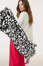 Monochrome Jacquard Knit Scarf