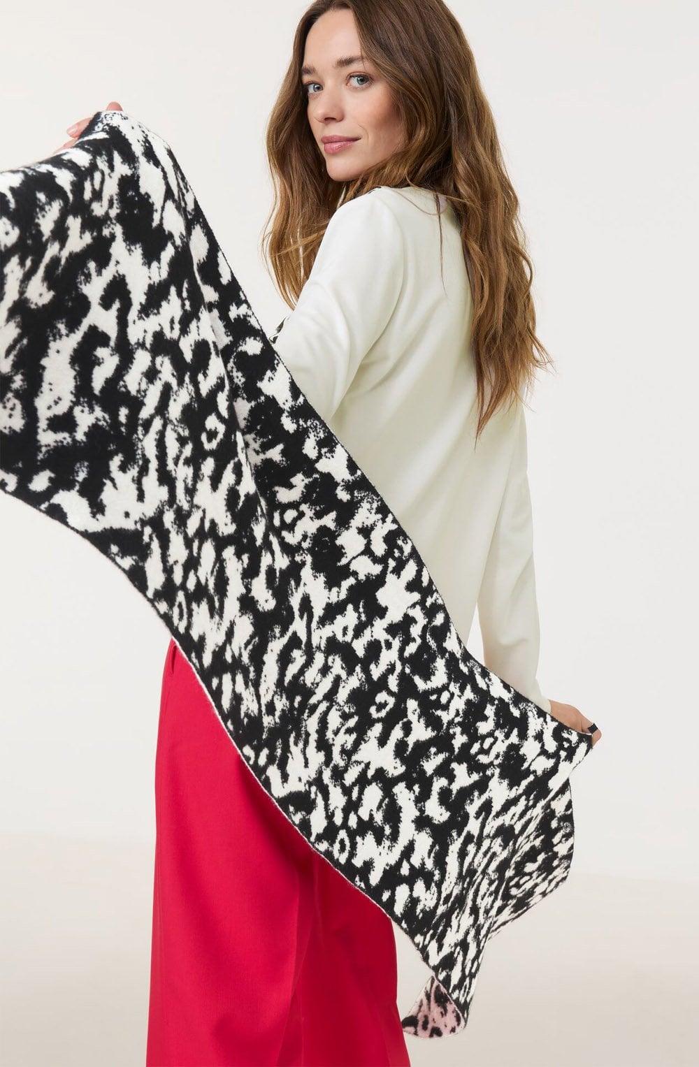 Monochrome Jacquard Knit Scarf