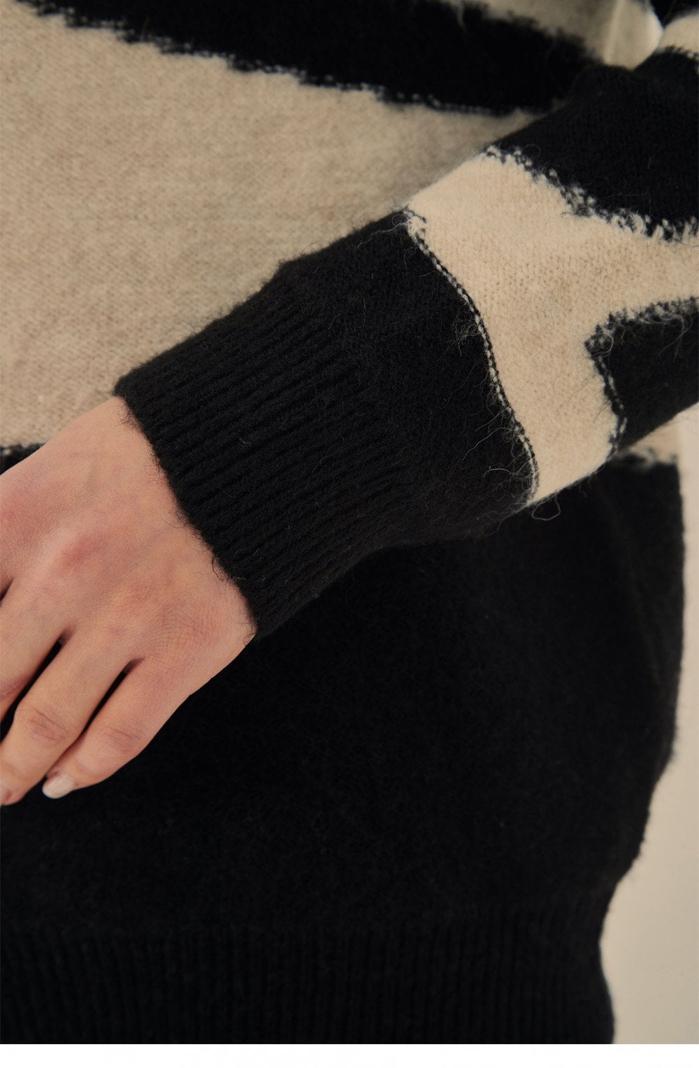 Black and Cream Pattern Jumper